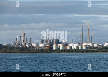 Die riesige Ölraffinerie in Fawley auf Southampton Water, Teil der riesigen ExxonMobil Corporation und die größte Raffinerie im Vereinigten Königreich Stockfoto