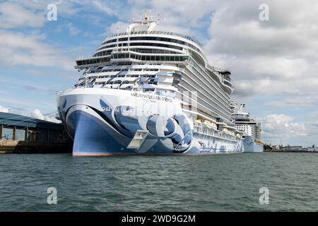 Das luxuriöse Kreuzfahrtschiff Prima der Norwegian Cruise Line legte in Southampton an der Südküste Englands an. Das erste Schiff der Prima-Klasse von Kreuzfahrtschiffen Stockfoto