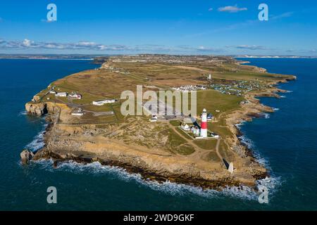 Portland, Dorset, Großbritannien. Januar 2024. Wetter in Großbritannien: Aus der Vogelperspektive auf den Leuchtturm von Portland Bill an der Dorset Jurassic Coast an einem kalten und sonnigen Nachmittag. Bildnachweis: Graham Hunt/Alamy Live News Stockfoto