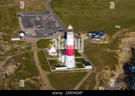 Portland, Dorset, Großbritannien. Januar 2024. Wetter in Großbritannien: Aus der Vogelperspektive auf den Leuchtturm von Portland Bill an der Dorset Jurassic Coast an einem kalten und sonnigen Nachmittag. Bildnachweis: Graham Hunt/Alamy Live News Stockfoto