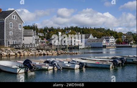 New England Lobster Fishing Town: Kleine Fischerboote, einige mit Hummerboxen, warten an einem Pier in Stonington, Maine. Stockfoto