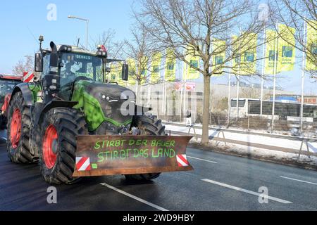 Berlin, Deutschland 19.- 28. Januar 2024: Internationale Grüne Woche Berlin - 2024 im Bild: Proteste der Bauern vor der Messe: Traktor mit Schild: Stirbt der Bauer, stirbt das Land. Im Hintergrund Flaggen des Grünen Woche *** Berlin, Deutschland 19 28. Januar 2024 Internationale Grüne Woche Berlin 2024 im Bild Proteste von Landwirten vor der Messe Traktor mit Schild stirbt der Landwirt, stirbt das Land in den Hintergrundflaggen der Grünen Woche Copyright: XFotostandx/xReuhlx Stockfoto