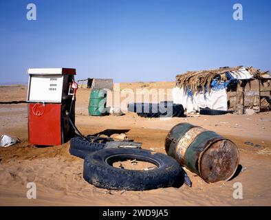 Eine verlassene alte Tankstelle an der Grenze der arabischen Wüste im Jemen Stockfoto