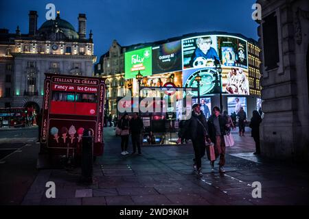 Piccadilly Circus beleuchtet in einer Winternacht im Zentrum von London, England, Großbritannien Stockfoto