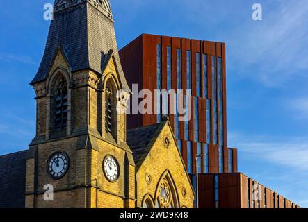 Der moderne Block Broadcasting Tower Teil der Leeds Beckett University West Yorkshire England Großbritannien wurde von dem Architekten Feilden Clegg Bradley 2009 entworfen. Stockfoto