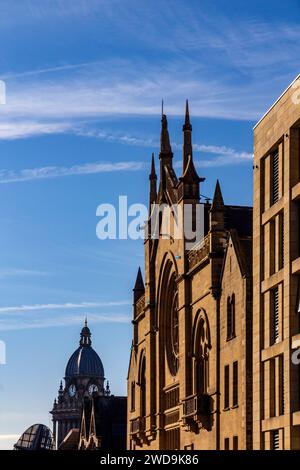 Gebäude am späten Nachmittag bei Sonnenschein mit blauem Himmel im Stadtzentrum von Leeds West Yorkshire England Großbritannien Stockfoto