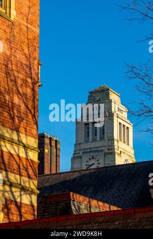 Der Uhrenturm am Parkinson Building Leeds University West Yorkshire England wurde 1951 von Thomas Lodge und Thomas Lucas im griechischen Revival-Stil erbaut. Stockfoto