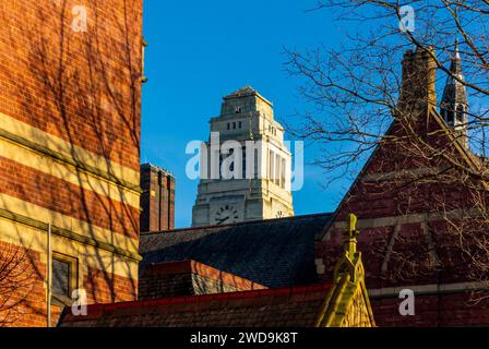 Der Uhrenturm am Parkinson Building Leeds University West Yorkshire England wurde 1951 von Thomas Lodge und Thomas Lucas im griechischen Revival-Stil erbaut. Stockfoto