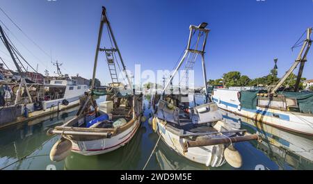 Foto von Fischerbooten in einem Industriehafen in der kroatischen Küstenstadt Novigrad während des Tages Stockfoto