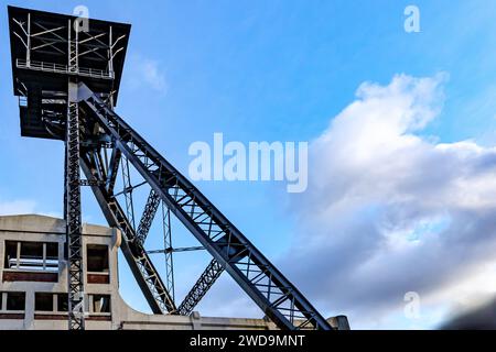 Spitze des stillgelegten Schachtturms des ehemaligen Kohlebergwerks Waterschei vor blauem Himmel, Metallturmkonstruktion, niedrige Perspektive, Thor Park - Hoge Kempen Nati Stockfoto