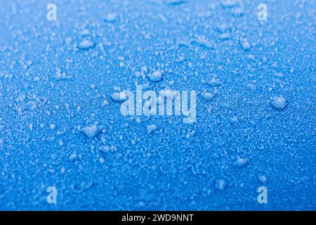 Shaun Fellows / Alamy. Frost und Eis auf der Windschutzscheibe eines Autos, nachdem sie bei eisigen Temperaturen draußen gelassen wurden Stockfoto