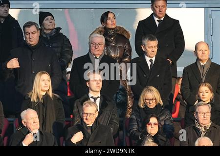 München, Deutschland. Januar 2024. Fußball: Gedenkgottesdienst des FC Bayern München für Franz Beckenbauer in der Allianz Arena. Markus Söder (CSU), Ministerpräsident Bayerns, Bundespräsident Frank-Walter Steinmeier, Herbert Hainer, Präsident des FC Bayern München, und Bundeskanzler Olaf Scholz (SPD) (3. Reihe l-r) sowie Familie Beckenbauer (2. Reihe) sitzen während der Gedenkfeier für den späten Fußballstar und -Trainer im Sonnenlicht. Beckenbauer starb am 7. Januar im Alter von 78 Jahren. Quelle: Kay Nietfeld/dpa/Alamy Live News Stockfoto