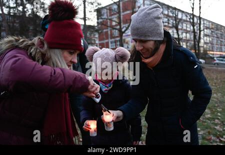 Zlin, Tschechische Republik. Januar 2024. Menschen stellen Kerzen in eine Kette auf der Gahur Avenue in Zlin, Tschechische Republik, 19. Januar 2024. Sie würdigten das Vermächtnis des Studenten Jan Palach, der sich im Januar 1969 aus Protest gegen die Besetzung der Tschechoslowakei durch die Armeen der Warschauer Paktländer im August 1968 verbrannte. Quelle: Dalibor Gluck/CTK Photo/Alamy Live News Stockfoto