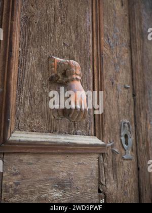 Traditionelle handgefertigte Holztür und Eisenklopfer Hand, Truthahn Stockfoto