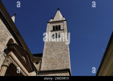 Einer der beiden Glockentürme der St. Georgs Basilika in Prag Stockfoto