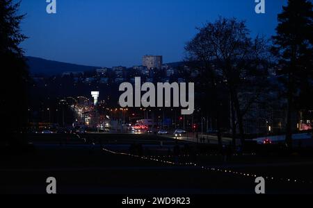 Zlin, Tschechische Republik. Januar 2024. Menschen stellen Kerzen in eine Kette auf der Gahur Avenue in Zlin, Tschechische Republik, 19. Januar 2024. Sie würdigten das Vermächtnis des Studenten Jan Palach, der sich im Januar 1969 aus Protest gegen die Besetzung der Tschechoslowakei durch die Armeen der Warschauer Paktländer im August 1968 verbrannte. Quelle: Dalibor Gluck/CTK Photo/Alamy Live News Stockfoto