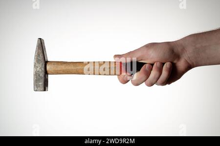 Hammer in der Hand des Mannes auf weißem Hintergrund. Stockfoto