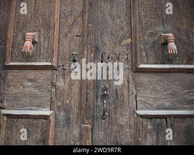 Traditionelle handgefertigte Holztür und Eisenklopfer Hand, Truthahn Stockfoto