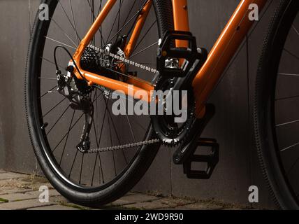 Schotterfahrrad. Nahaufnahme-Übertragung von Schotterfahrrädern für Offroad-Radfahren auf grauem Hintergrund. Stockfoto