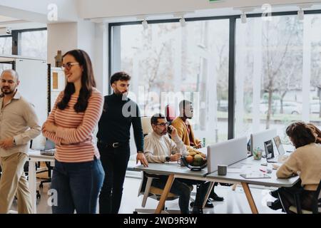 Verschiedene ältere Kollegen arbeiten in modernen Büros zusammen und diskutieren Projektlösungen als erfolgreiches Team. Stockfoto