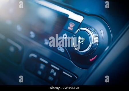 Klimatisierungsknopf im modernen Auto, Kühlsystem Stockfoto