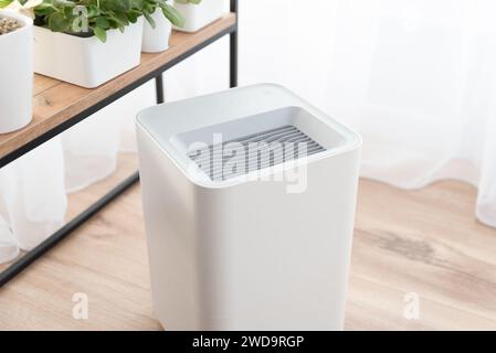 Moderner Luftbefeuchter im Wohnzimmer. Komfortable Lebensbedingungen. Stockfoto