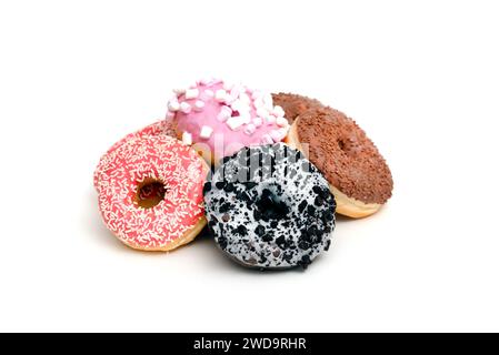 Köstlicher Donut auf weißem Hintergrund. Mischung aus mehrfarbigen Donuts Stockfoto