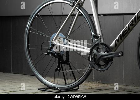 UKRAINE, KIEW - 23. FEBRUAR 2020: Merida Scultura 200. Rennrad für Rennen und Fitness. Seitenansicht des Motorradgetriebes auf grauem Hintergrund. Stockfoto