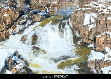 Baby Sister fällt auf der Olmsted Island in der Nähe der Great Falls des Potomac River während der Winterfluten. Chesapeake und Ohio Canal National Historical Pa Stockfoto