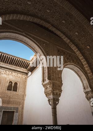 Detail eines Säulenkopfes im Innenhof des Gilded Room (Patio del Cuarto Dorado) und der Fassade des Comares Palace in den Nasridenpalästen der Alhambra bei Tageslicht - G Stockfoto