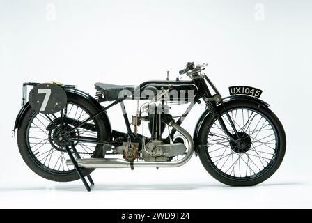 1927 AJS 349 ccm Big Port klassisches britisches Motorrad. Studio-Bild auf weißem Hintergrund. Stockfoto