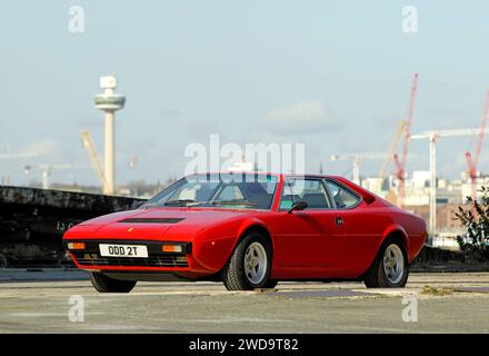 Klassischer roter Ferrari 308 GT4 mit Stadtbild im Hintergrund Stockfoto