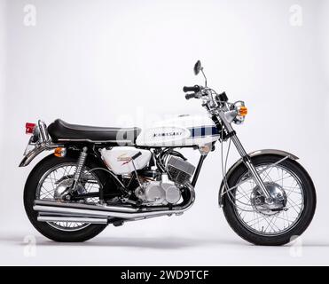 1969 Kawasaki 500 ccm Mach3 klassisches japanisches 3-Zylinder-Motorrad. Ansicht von rechts. Studio-Bild auf weißem Hintergrund. Stockfoto
