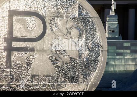 Moskau, Russland. Januar 2024. Eine Eisskulptur in Form einer Rubelmünze der Bank von Russland ist am Zentraleingang der VDNH in Moskau, Russland, installiert Stockfoto