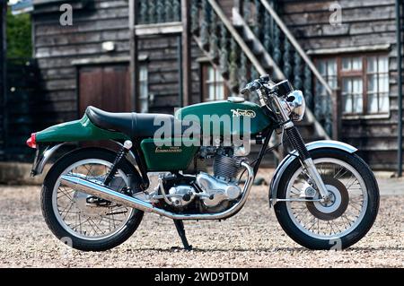1972 Norton Commando 750 ccm Fastback klassisches britisches Motorrad. Ansicht von rechts. Stockfoto