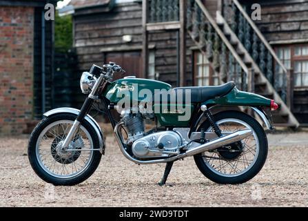 1972 Norton Commando 750 ccm Fastback klassisches britisches Motorrad. Ansicht von links. Stockfoto