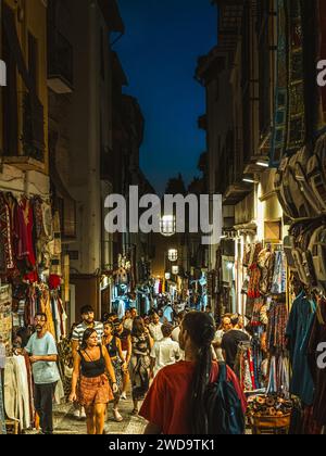 Granada, Andalusien, Spanien - 9. September 2023: Typische Restaurants und Geschäfte in der Calle Caldereria Nueva Straße im beliebten alten maurischen Viertel A Stockfoto