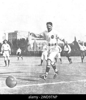 15. Dezember 1909, Actualidades, El deporte de actualidad, Una jugada interesante en un partido de Foot-Ball, Rivero (zugeschnitten). Stockfoto