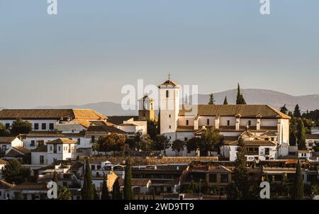 Blick auf das ehemalige maurische Wohnviertel Albaicin mit dem Mirador de San Nicolas und der Kirche San Nicolas in Granada, Andalusien, Spanien Stockfoto