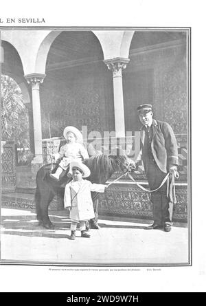 10.03.1910, Actualidades, La familia Real en Sevilla, El Príncipe de Asturias y su augusto hermano paseando por los jardines del Alcázar, Barrera. Stockfoto