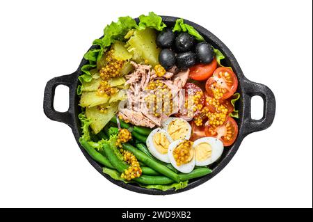 Gourmet-Nicoise-Salat mit Gemüse, Eiern, Thunfisch und Sardellen in einer Pfanne. Isoliert auf weißem Hintergrund, Draufsicht Stockfoto