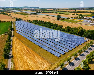 Solarpaneele auf einem Solarpark auf dem Land zur Erzeugung erneuerbarer Energien in der deutschen Energiewende Stockfoto