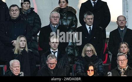 München, Deutschland. Januar 2024. Fußball: Gedenkgottesdienst des FC Bayern München für Franz Beckenbauer in der Allianz Arena. Markus Söder (CSU), Ministerpräsident Bayerns, Bundespräsident Frank-Walter Steinmeier, Herbert Hainer, Präsident des FC Bayern München, Bundeskanzler Olaf Scholz (SPD) (3. Reihe, l-r) und Familie Beckenbauer (2. Reihe) stehen am Ende der Gedenkfeier für den verstorbenen Fußballstar und -Trainer. Beckenbauer starb am 7. Januar im Alter von 78 Jahren. Quelle: Kay Nietfeld/dpa/Alamy Live News Stockfoto