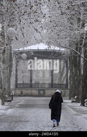 Zagreb, Kroatien. Januar 2024. Menschen, die im Park Zrinjevac während des Schnees in Zagreb, Kroatien am 19. Januar 2024. Foto: Igor Soban/PIXSELL Credit: Pixsell/Alamy Live News Stockfoto