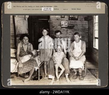 Bud Fields und seine Familie in ihrem Haus in Alabama. Walker Evans. 1936. Stockfoto