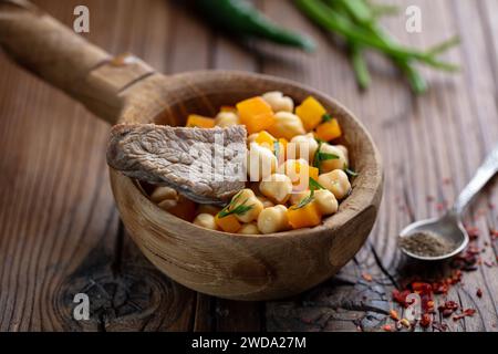 Zentralasiatische Küche Nohatshurak Suppe mit Erbsen, Gemüse und Gewürzen. Usbekische und zentralasiatische Küche Konzept. Seitenansicht Stockfoto