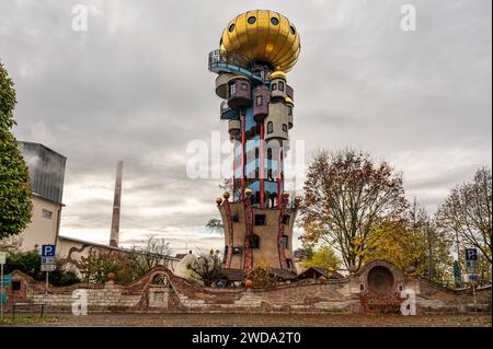 Der Kuchlbauer Turm der Kuchlbauer Turm ist das Wahrzeichen von Kuchlbauers Bierwelt. Er ist ein Architekturprojekt des weltbekannten Künstlers Friedensreich Hundertwasser, geplant, geändert und bearbeitet von Architekt Peter Pelikan. Bayern Deutschland *** der Kuchlbauerturm der Kuchlbauerturm ist das Wahrzeichen der Kuchlbauers Bierwelt es ist ein Architekturprojekt des weltberühmten Künstlers Friedensreich Hundertwasser, geplant, modifiziert und herausgegeben vom Architekten Peter Pelikan Bavaria Deutschland Stockfoto