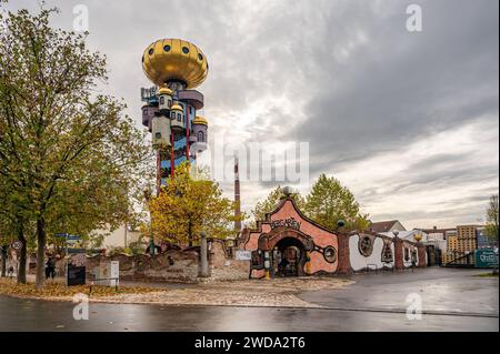 Der Kuchlbauer Turm der Kuchlbauer Turm ist das Wahrzeichen von Kuchlbauers Bierwelt. Er ist ein Architekturprojekt des weltbekannten Künstlers Friedensreich Hundertwasser, geplant, geändert und bearbeitet von Architekt Peter Pelikan. Bayern Deutschland *** der Kuchlbauerturm der Kuchlbauerturm ist das Wahrzeichen der Kuchlbauers Bierwelt es ist ein Architekturprojekt des weltberühmten Künstlers Friedensreich Hundertwasser, geplant, modifiziert und herausgegeben vom Architekten Peter Pelikan Bavaria Deutschland Stockfoto