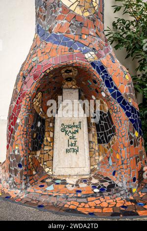 KunstHausAbensberg im Jahr 2014 konnten wir Kuchlbauers Bierwelt um das KunstHausAbensberg bereichern. In einer umfangreichen Ausstellung ehren wir Hundertwasser mit einer Ausstellung seines graphischen Werkes und Dokumentationen zu ausgewählten Architekturprojekten. Das KunstHausAbensberg wurde nach Plänen von Peter Pelikan in der Zeit von 2011 bis 2014 erbaut. Der Wiener Architekt realisierte gemeinsam mit Hundertwasser zahlreiche internationale Bauprojekte. Im KunstHausAbensberg würdigt wir auch sein schaffen sowie seine planende und ausführende Rolle in der Realisierung von Hundertwassers Stockfoto