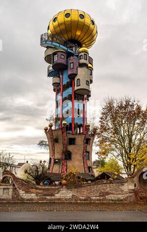 Der Kuchlbauer Turm der Kuchlbauer Turm ist das Wahrzeichen von Kuchlbauers Bierwelt. Er ist ein Architekturprojekt des weltbekannten Künstlers Friedensreich Hundertwasser, geplant, geändert und bearbeitet von Architekt Peter Pelikan. Bayern Deutschland *** der Kuchlbauerturm der Kuchlbauerturm ist das Wahrzeichen der Kuchlbauers Bierwelt es ist ein Architekturprojekt des weltberühmten Künstlers Friedensreich Hundertwasser, geplant, modifiziert und herausgegeben vom Architekten Peter Pelikan Bavaria Deutschland Stockfoto